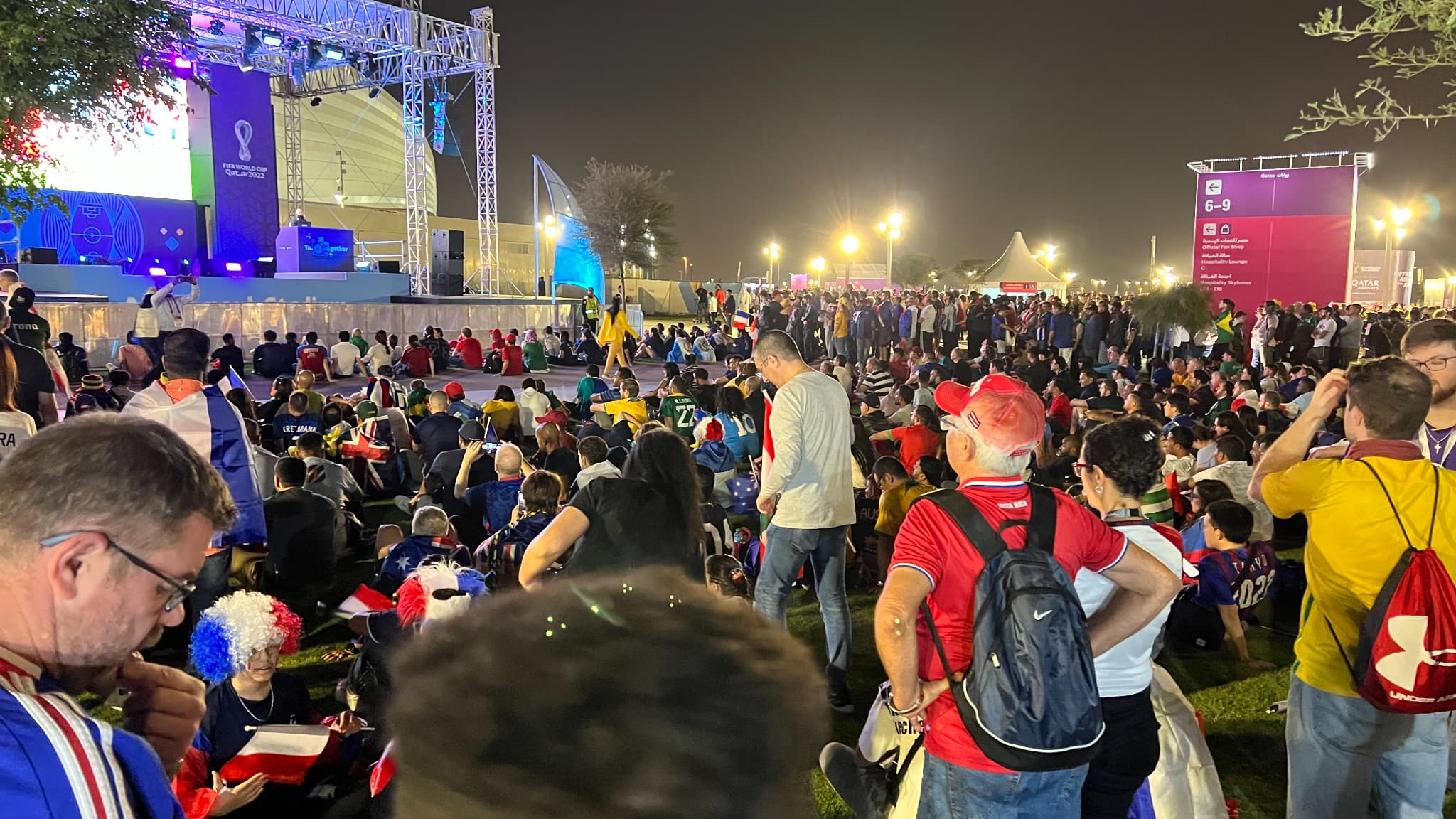 Des supporters devant le stade Al-Janoub