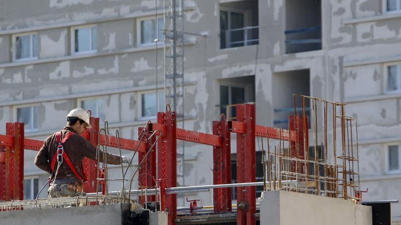 Construction de logements à Marseille. Le marché de l'immobilier résidentiel s'enfonce dans la crise, le cumul sur an des mises en chantier et des ventes annuelles de logements neufs affichant un recul de l'ordre de 20%. /Photo prise le 15 février 2013/RE