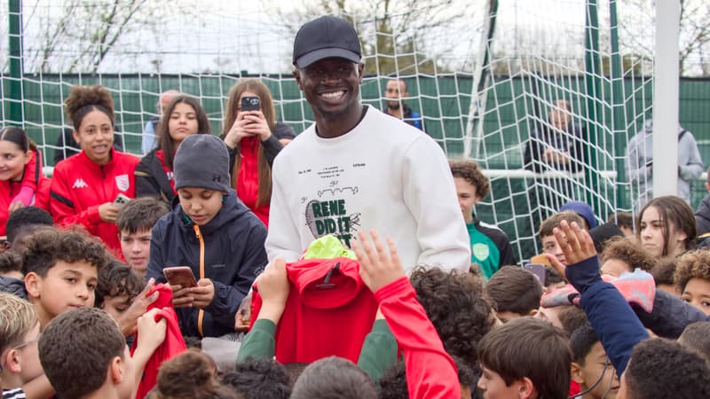 Sadio Mané avec des jeunes du club de Bourges, le 16 mars 2024.