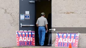 Les électeurs font la queue devant le bureau de vote d'une bibliothèque publique à South Austin, au Texas, aux États-Unis, le 5 novembre 2024.