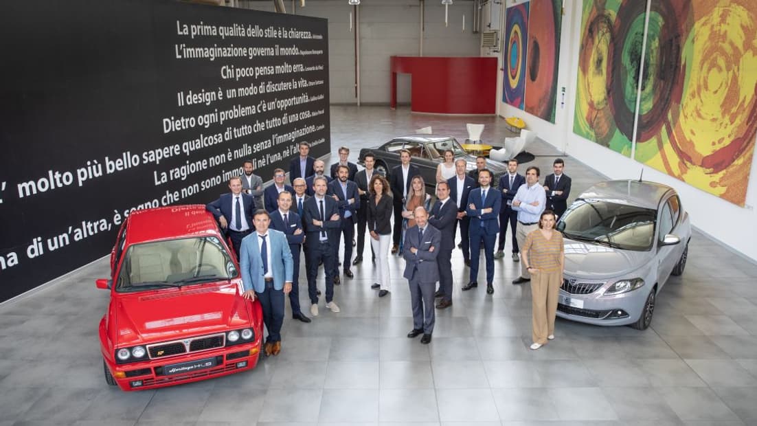 Le 20 mai 2022, Lancia avait officialisé son retour en Europe, avec une Yspilon à droite sur la photo bientôt renouvelée. Le 20 mai 2022, Lancia avait officialisé son retour en Europe, avec une Yspilon à droite sur la photo bientôt renouvelée.
