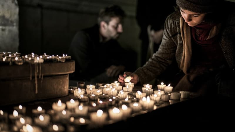 Hommage aux victimes place de la République à Paris