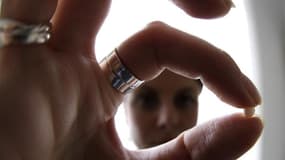 L'Agence nationale de sécurité du médicament (ANSM) a déclaré qu'une restriction des prescriptions de pilules contraceptives de troisième génération aux seuls spécialistes "n'est pas à l'ordre du jour". /Photo prise le 3 janvier 2013/REUTERS/Eric Gaillard