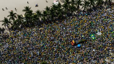 Les manifestants défilent sur la célèbre plage de Copacabana, à Rio de Janeiro, dimanche 15 mars.