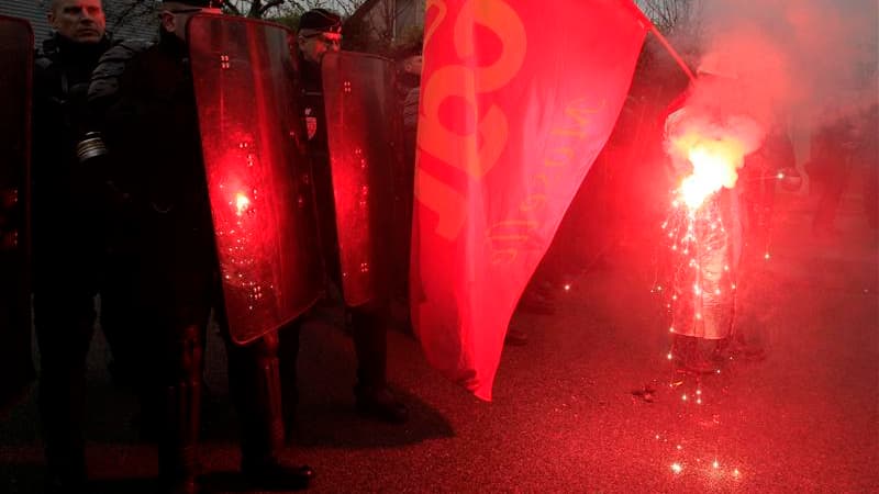 Des CRS lors d'une manifestation mardi des salariés de Goodyear Dunlop France à Rueil Malmaison, en région parisienne. La montée des tensions sociales et la multiplication de conflits très médiatisés mettent à l'épreuve la crédibilité et la méthode du gou