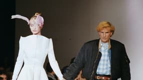 Le couturier Claude Montana lors d'un défilé à Paris le 17 octobre 1987.