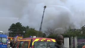 Incendie à Villeurbanne: le feu est circonscrit, des analyses de la qualité de l’air sont en cours 
