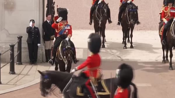 Le roi Charles salue les troupes devant Buckingham