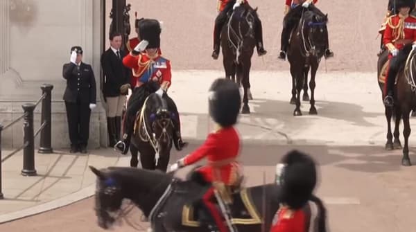 Koning Charles groet de troepen voor Buckingham