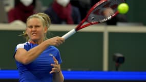 Fiona Ferro lors de son match contre la Canadienne Francoise Abanda en phase de groupes de la Billie Jean King Cup le 1er novembre 2021 à Prague