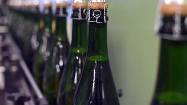 Dans des dégustations à l'aveugle, le crémant de Bordeaux parvient à rivaliser avec le champagne et s'en distingue surtout par ses cépages et un terroir différents.