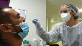 Un homme se fait tester au Covid-19 dans un laboratoire à Chambray-les-Tours, le 30 octobre 2020