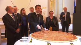 "Il n'y a pas de fève ici": Emmanuel Macron sert la galette des rois à l'Élysée