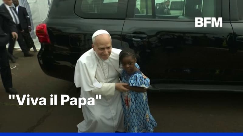 Cameroun: une jeune fille court pour enlacer le pape Léon XIV après une messe