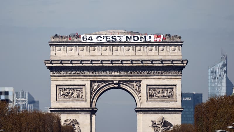 Une banderole a été déployée sur le haut de l'Arc de Triomphe.