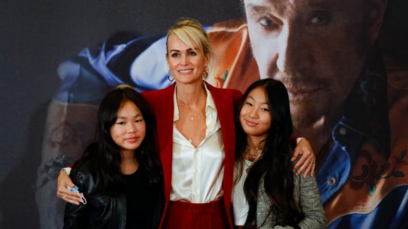 Laeticia Hallyday et ses filles Jade et Joy, en octobre 2020 à Paris.