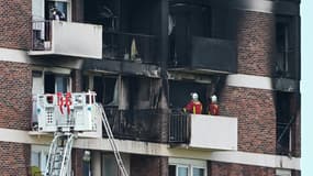 Des pompiers interviennent sur un incendie dans un immeuble d'habitation à L'Île-Saint-Denis (Seine-Saint-Denis), le 19 août 2023 