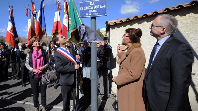 Le maire de Béziers Robert Ménard, affilié au FN, a rebaptisé la "rue du 19 mars 1962" en "rue du commandant Hélie Denoix de Saint Marc" samedi.