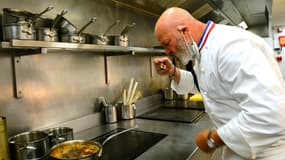 Le chef français Philippe Etchebest dans les cuisines de son restaurant bordelais "Le Quatrième Mur", le 30 septembre 2020