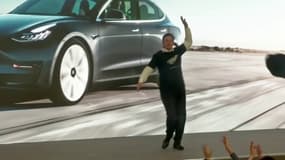 La danse improbable d'Elon Musk à Shanghai, lors de la présentation de la Tesla Model Y 