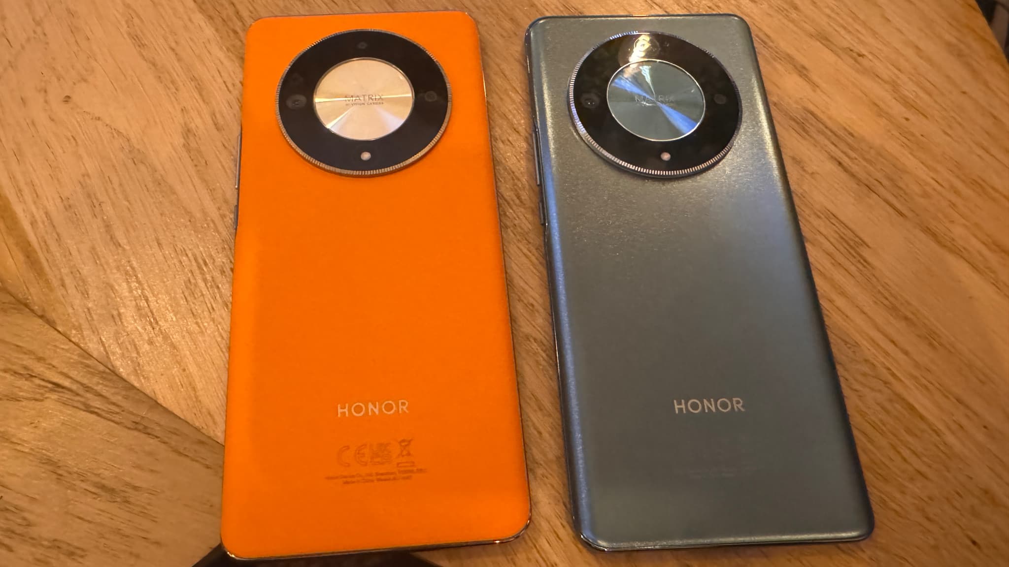 De gauche à droite: les Honor Magic6 Lite en orange (cuir vegan) et vert émeraude