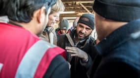 Le directeur de l'Ofpra Pascal Brice avec un migrant afghan à Calais, le 24 janvier 2016