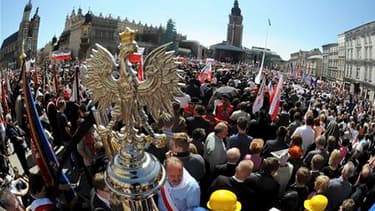 A Cravovie, les Polonais ont enterré ce dimanche leur ancien président Lech Kaczynski et son épouse Maria en l'absence de nombreux dirigeants bloqués par le nuage de cendres qui paralyse le trafic aérien en Europe. Le président russe Dmitri Medvedev a cep