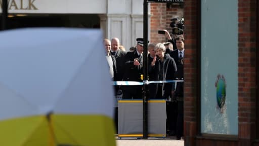 La Première ministre britannique Theresa May discute avec un responsable policier sur les lieux de l'attaque à Salisbury, le 15 mars 2018