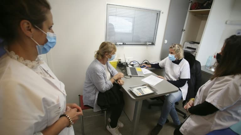 Campagne de vaccination dans un "vacci bus" à Ajaccio, en Corse, le 28 avril 2021 (photo d'illustration)