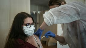 Une femme se fait vacciner le 26 mai 2021 à Bordeaux dans le quartier Bacalan
