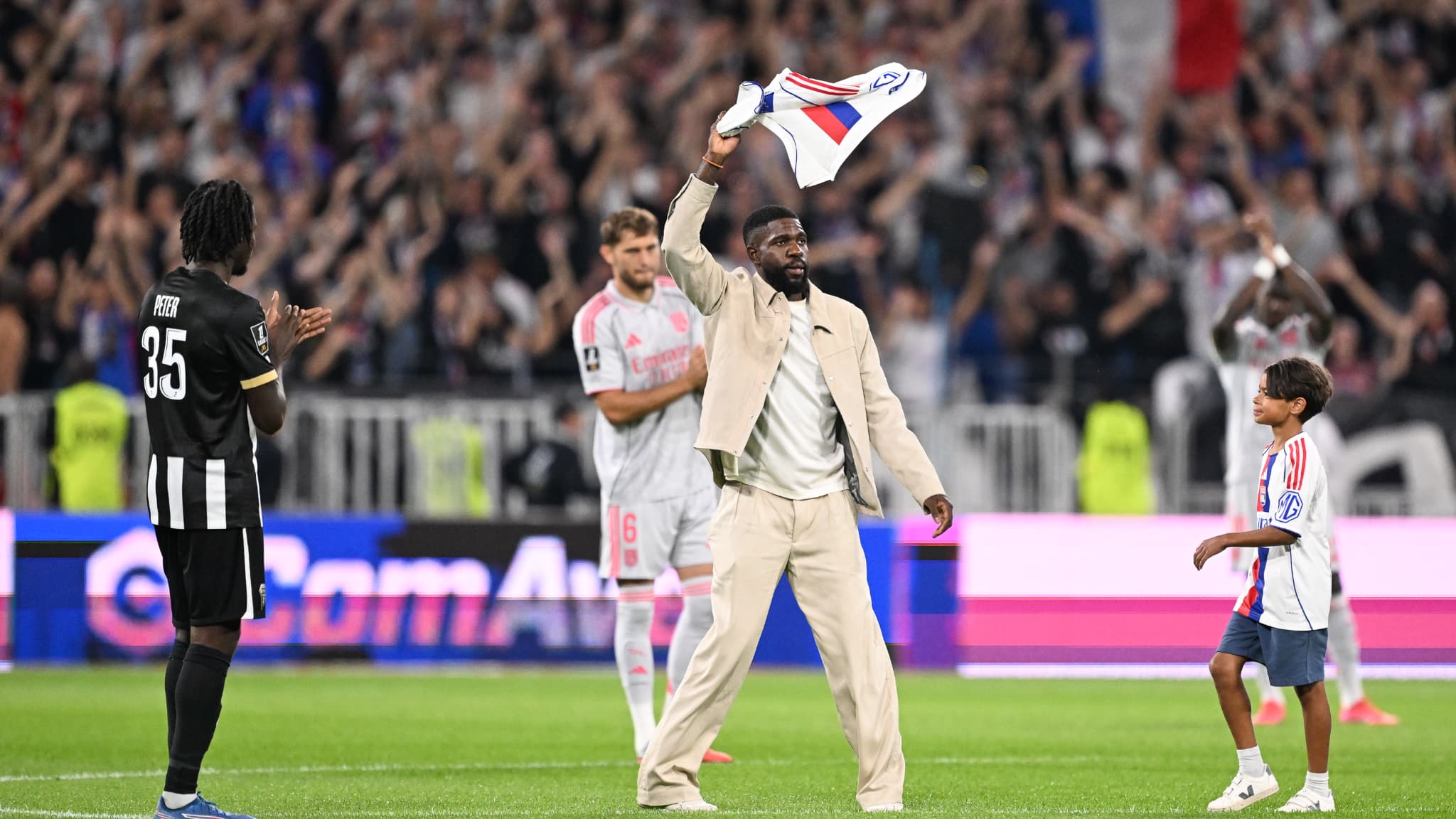 "MERCI POUR TOUT BIG SAM": LE BEL HOMMAGE DU GROUPAMA STADIUM À UMTITI APRÈS L'ANNONCE DE SA RETRAITE