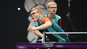 Alexis Lebrun au service lors d'un double avec son frère Félix pendant le Grand Smash de Las Vegas, le 10 juillet 2025