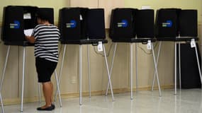 Une femme vote à Miami, en Floride, le 15 mars, pour les primaires présidentielles. 