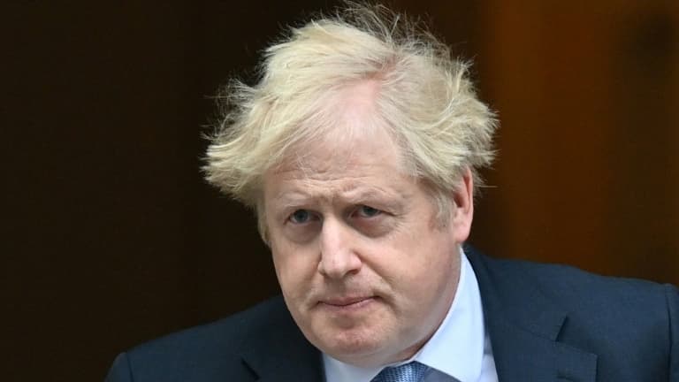 Le Premier ministre britannique Boris Johnson sort du 10 Downing Street, le 9 février 2022 à Londres