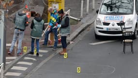 Des policiers sur la scène du crime, à Montrouge, où Clarissa Jean-Philippe a été tuée.