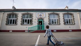 Un enfant dans la cour d'un établissement scolaire de l'île de Groix le 12 mai 2020.