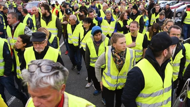 Des gilets jaunes réunis sur une zone commerciale.