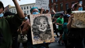 Le portrait de Breonna Taylor, tuée par la police en mars, lors d'une manifestation contre le racisme, le 5 juin 2020 à Louisville
