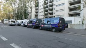 Des cars de CRS garés devant des immeubles du quartier du Tonkin à Villeurbanne