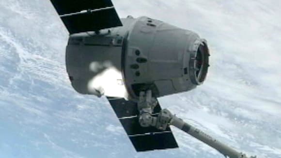 Image de la capsule Dragon SpaceX tirée d’une vidéo filmée depuis la station spatiale internationale le 3 mars 2013 Image de la capsule Dragon SpaceX tirée d’une vidéo filmée depuis la station spatiale internationale le 3 mars 2013