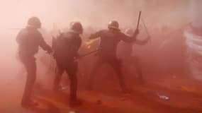 Des policiers catalans lors dune contre-manifestation d'indépendantistes le 29 septembre à Barcelone