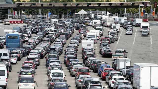 Les embouteillages à un péage sur l'A7 en juillet 2015.
