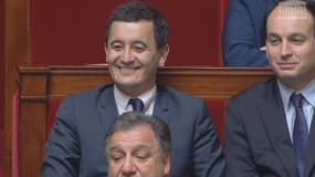 Gérald Darmanin a beau avoir 32 ans, il rigole à la manière de Philippe Bouvard.