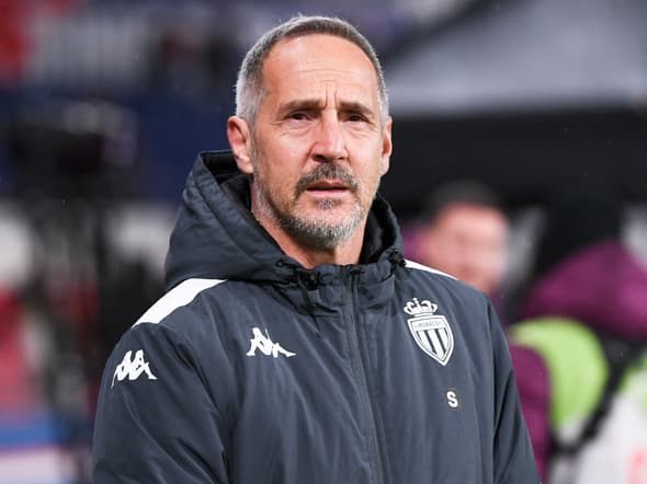 Adi Hütter pendant un match de l'AS Monaco contre le PSG, le 7 février 2025
