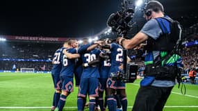 Les joueurs du PSG devant une caméra TV en Ligue des champions, à Paris le 28 septembre 2021