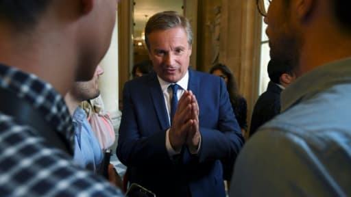 Le président de Debout la France Nicolas Dupont-Aignan (c), le 27 juin 2017 à Paris