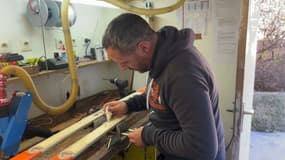 Alexandre Duclos, gérant de "la Clinique du ski" à Gap, en train de réparer des skis en janvier 2025.
