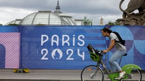 Un cycliste utilisateur du service Vélib' qui a été renforcé ces derniers mois en vue des JO, le 16 juillet à Paris.