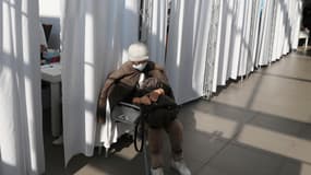 une patiente israélienne attendant son vaccin. 