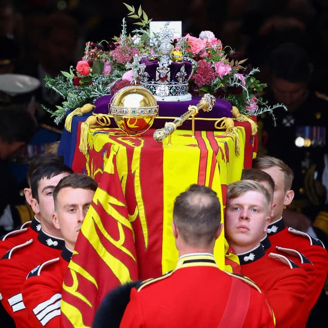 Funérailles d'Elizabeth II: la Reine officiellement inhumée après une journée historique